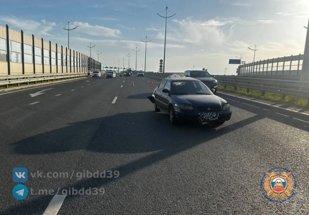 Авария произошла около 18:35: столкнулись Volkswagen и Suzuki, пострадали пассажир и водитель. Инспекторы устанавливают обстоятельства.