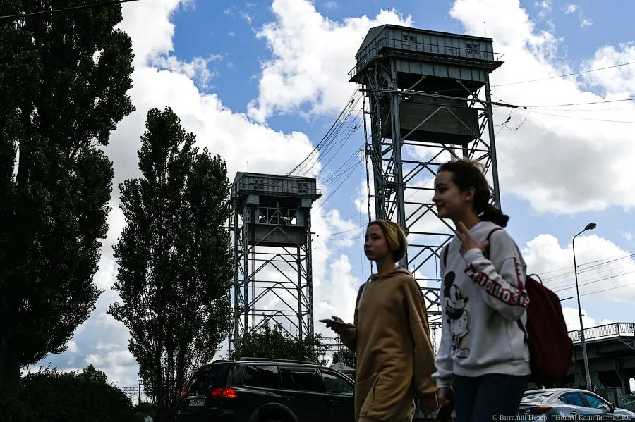 Служба госохраны объектов культурного наследия совместно с транспортной прокуратурой обнаружила ржавчину, повреждения и отсутствие ремонтных работ на двухъярусном мосту в Калининграде; владельцу — РЖД — направлено предостережение.