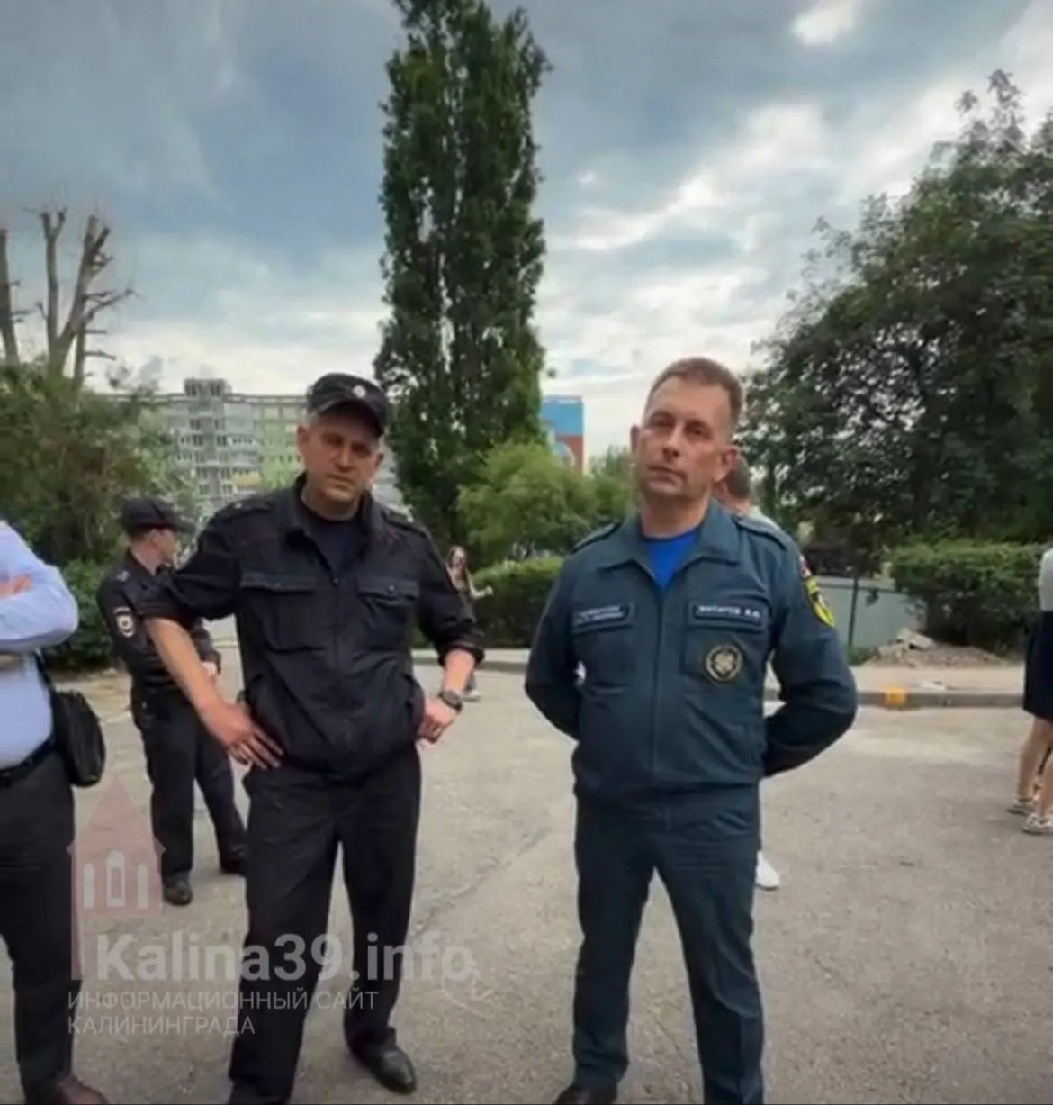 У дома №68 на Московском проспекте сотрудники МЧС и полиции начали отключение электроснабжения. Жильцы утверждают, что им не показали судебных решений или документов, подтверждающих основания для таких действий.