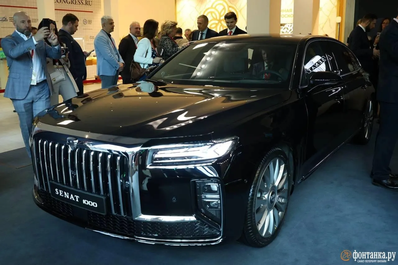 На территории бывшего завода Toyota в Шушарах представили первые модели Senat — 900 и 1000 на базе китайского Hongqi H9. Цены составят от 12 и 14 млн рублей, а в 2026 году ожидают выпуска нескольких тысяч машин с дальнейшим расширением линейки.