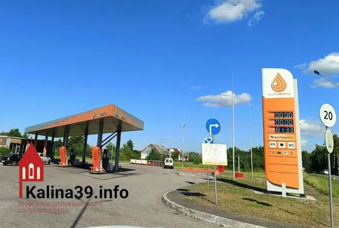 Жители Гусевского и Нестеровского районов жалуются, что из‑за ограничений на продажу топлива нельзя заправить бензиновые газонокосилки и мотокосы: на АЗС либо нет бензина, либо его не отпускают в канистры.