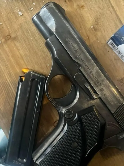 Покупка в кафе на Дунайском проспекте закончилась разбойным нападением: злоумышленник с пистолетом забрал сумку с 20,5 млн руб. Трое подозреваемых задержаны, при обысках изъяли оружие и телефоны, возбуждено уголовное дело.