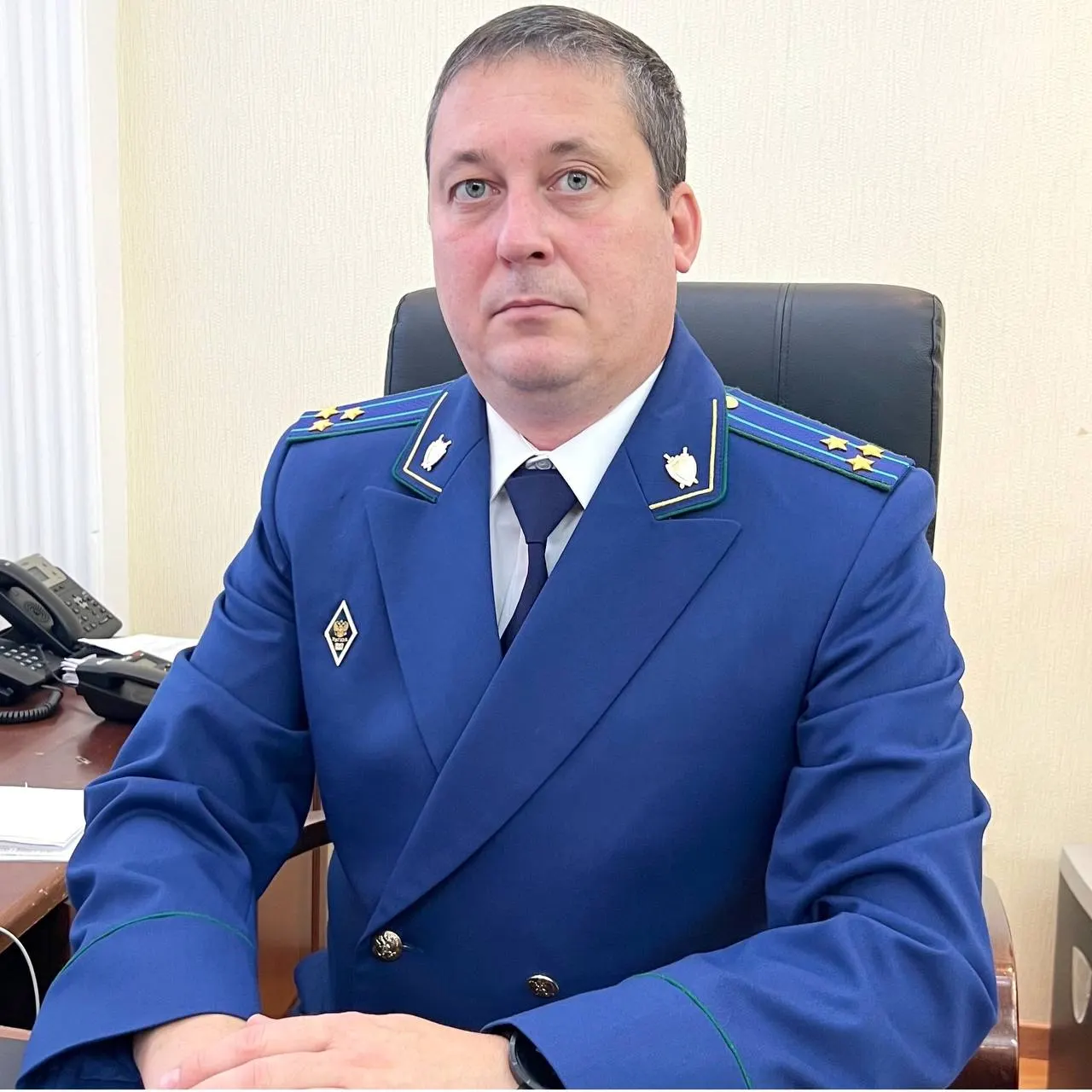 Вахрушев, работающий в органах прокуратуры с 2005 года, прибыл в Мурманск из Орла. Ранее три года служил в Луганской Народной Республике. Временно обязанности прокурора региона выполняет Анатолий Трифанов.