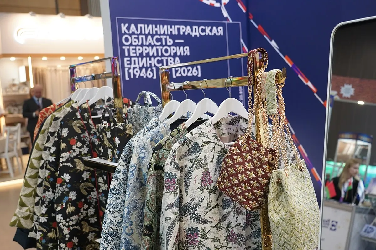 В рамках XIII форума регионов Белоруссии и России на стенде Калининградской области были показаны товары калининградских производителей — от рыбных консервов и утиного фуа‑гра до янтарной косметики и марципановых кондитерских изделий.