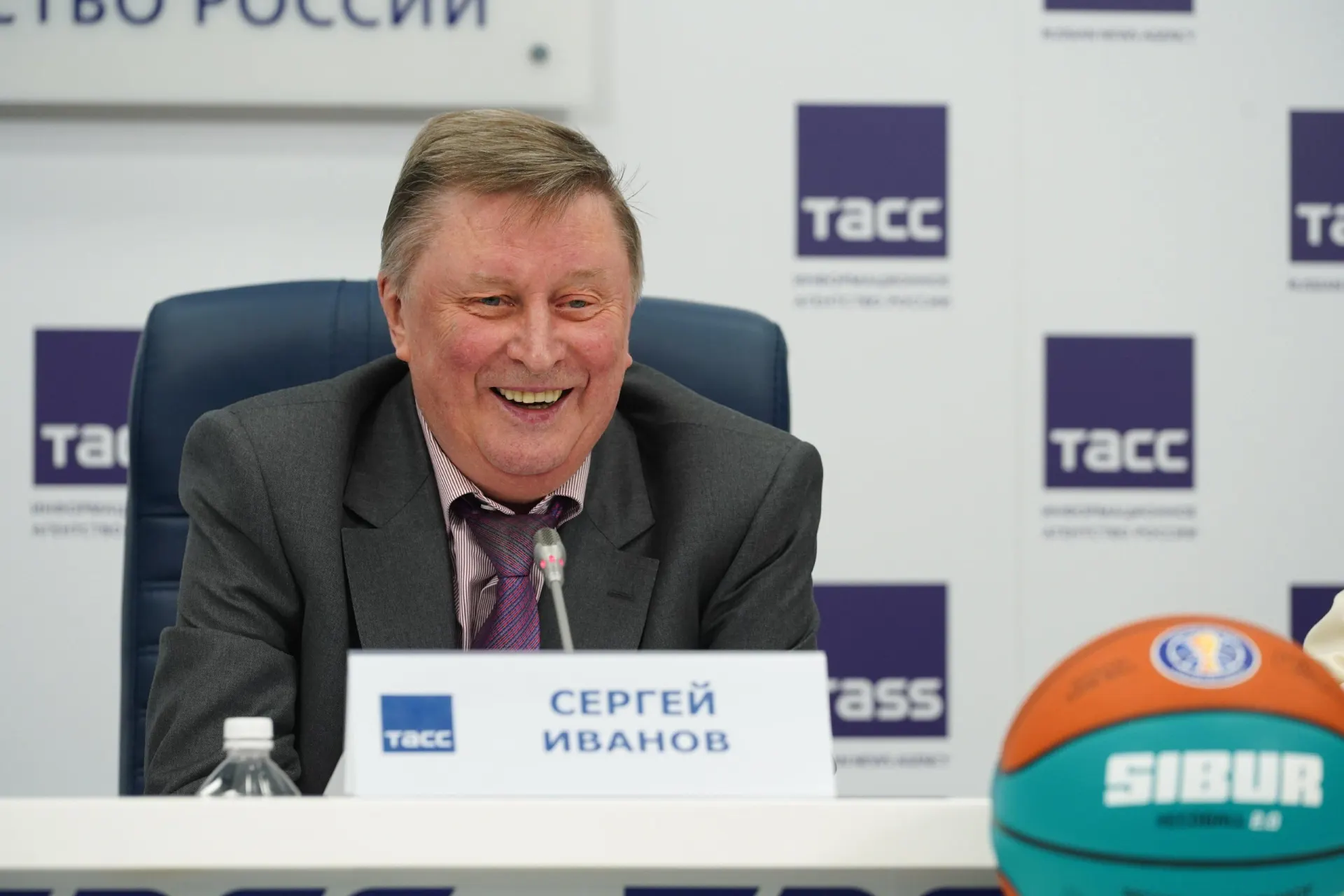 Близкий друг экс-министра обороны сообщил, что общался с ним всего три дня назад. Политику было 73 года; причины смерти не уточняются.