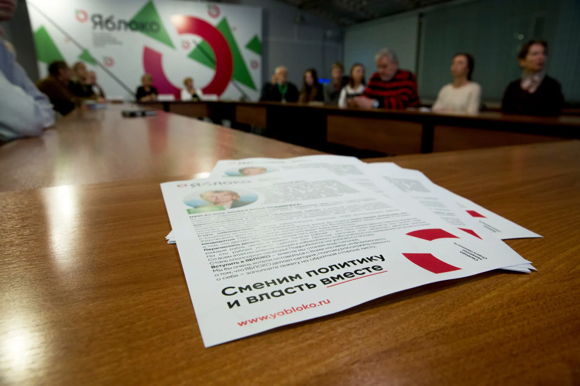 В Пскове оштрафовали заместителя председателя регионального отделения «Яблока» — уже десятый протокол против потенциальных кандидатов партии. Давление на активистов и лидеров партии, по мнению экспертов, направлено на вытеснение их с предвыборной гонки.