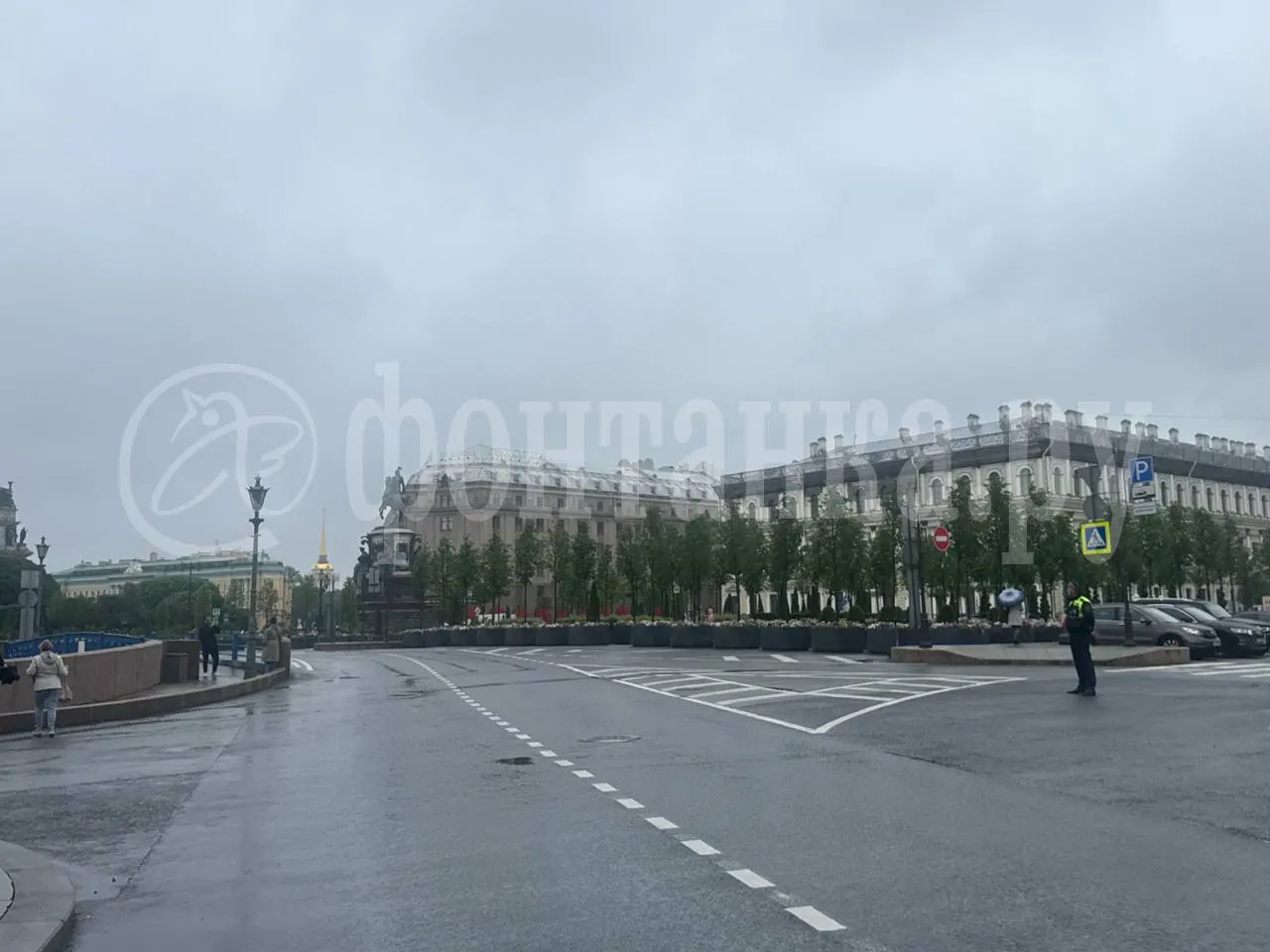 В центре Санкт‑Петербурга образовались крупные пробки: закрыты проезды на Дворцовой набережной, Малой Морской, у канала Грибоедова на Невском и на Вознесенском — движение регулируют сотрудники ДПС.