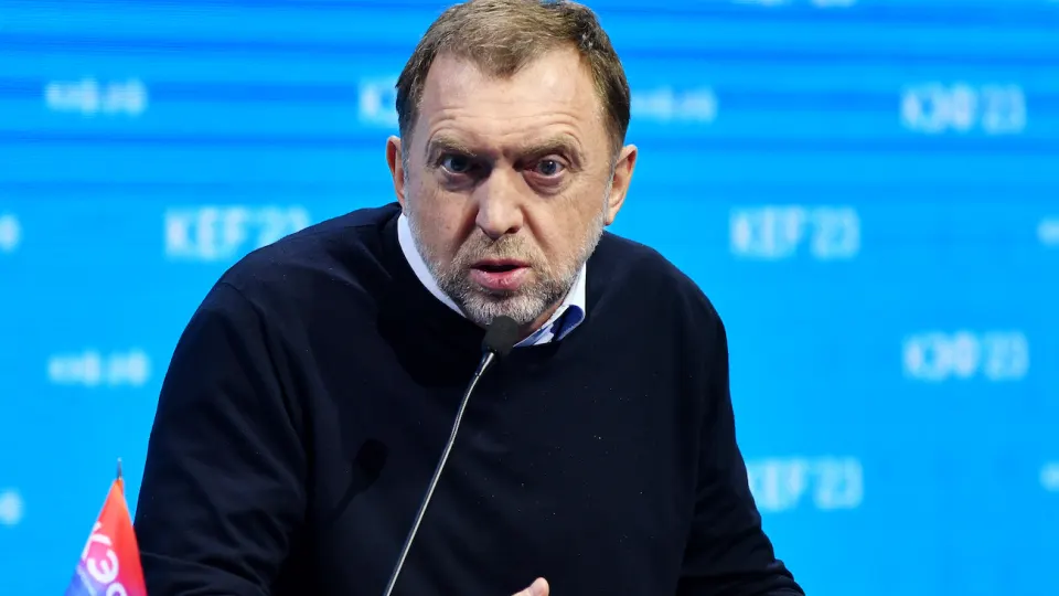 Резкое укрепление рубля снижает конкурентоспособность экспорта, бьёт по бюджету и провоцирует волны оптимизации кадров в крупных компаниях.