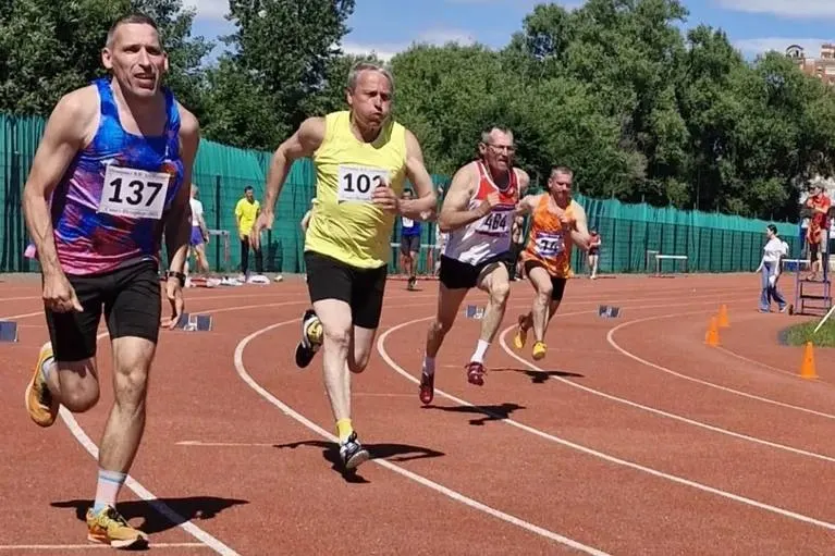 Спортсмен из Барнаула пробежал 100 метров за 13,37 с на чемпионате «Белые ночи Балтики» в Санкт-Петербурге и стал рекордсменом страны в возрастной группе 65+. На 200 м занял второе место.