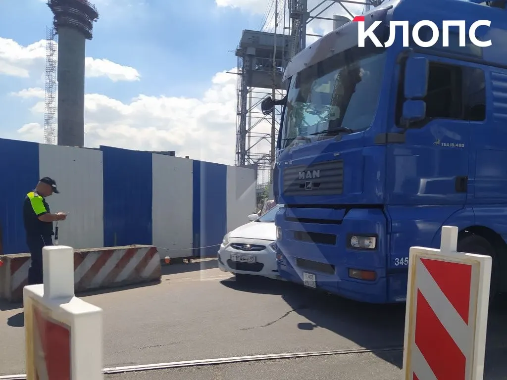 ДТП на пересечении моста и Гвардейского проспекта парализовало съезд в сторону центра. В нескольких районах образовались заторы длиной от сотен метров до километра, о пострадавших не сообщается.