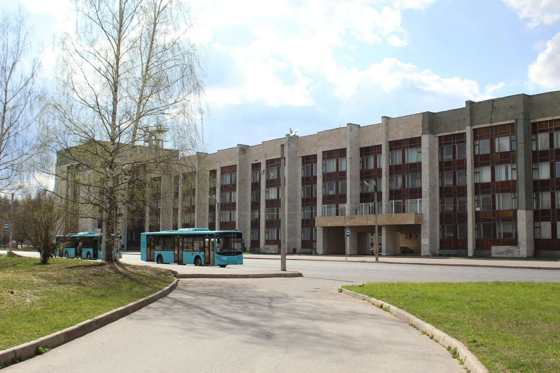 В Петергофе в результате удара беспилотников были выбиты стекла в здании НИИ физики им. В. А. Фока. Рассказываем об истории института, его структуре и научных направлениях.