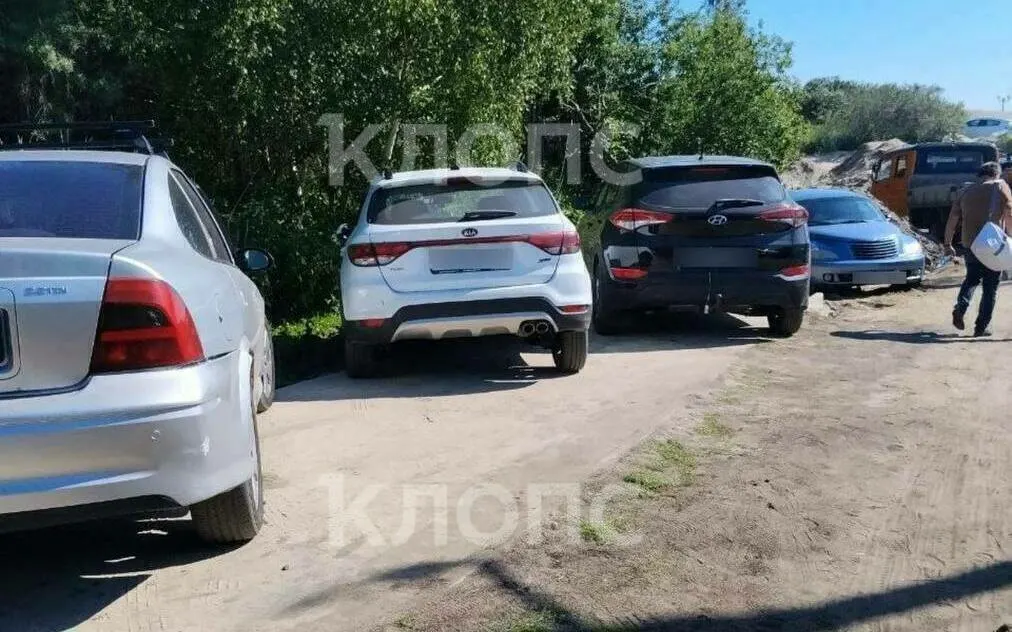 На только что обустроенном участке велодорожки в Янтарном в выходные припарковалось много автомобилей — местные опасаются за покрытие и просят Госавтоинспекцию вмешаться.