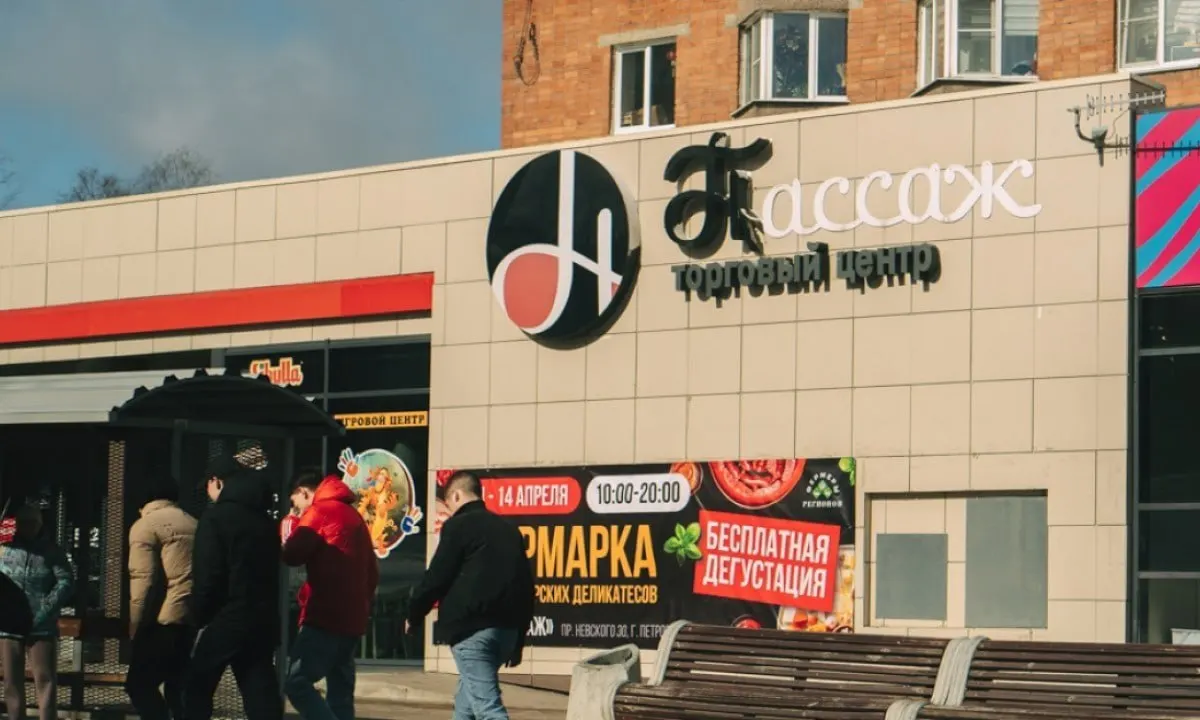 На пристройке появилась табличка, жители фиксируют шум и работы, но точной даты демонтажа нет. Пристройку признали незаконной еще в 2014 году.
