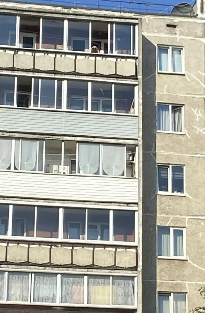 В доме №14 на улице Фролова жильцы жалуются, что мужчина пенсионного возраста наблюдает за детьми, прячется за бельем, стучит ложками и поливает их водой; соседи предлагают написать коллективное заявление в полицию.