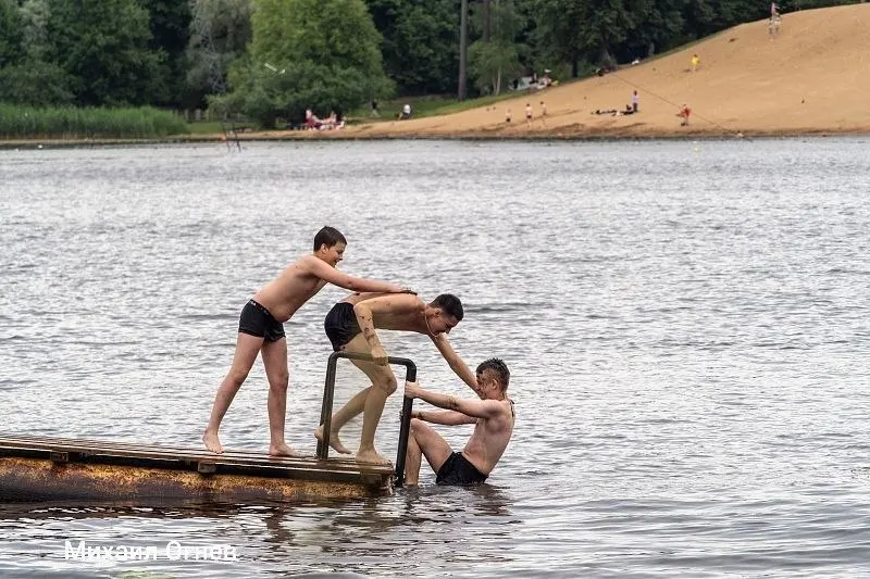В Петербурге ночной минимум достиг +18,8°C — один из самых тёплых 29 июня в истории наблюдений. В некоторых местах Финского залива вода прогрелась до +20°C, западный ветер гонит тёплую воду с Балтики.