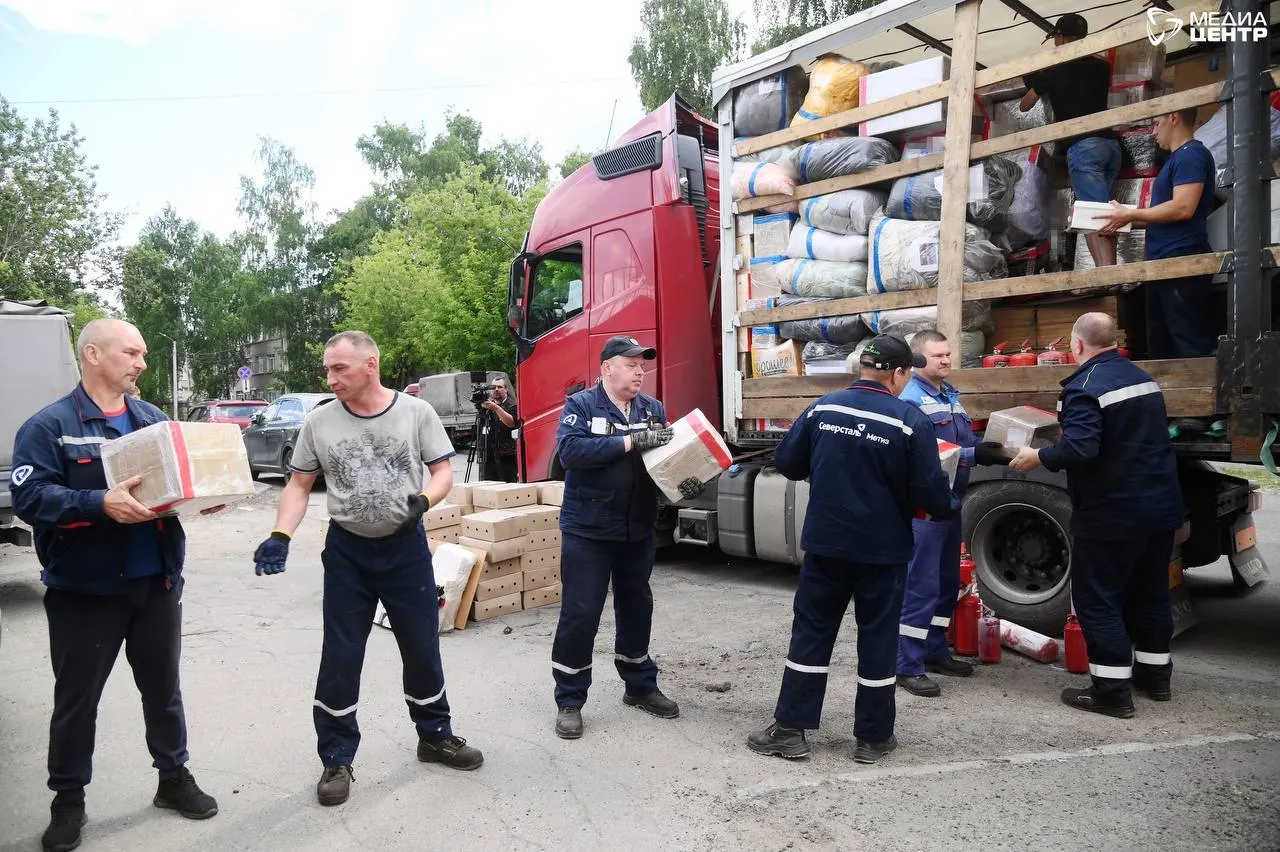Жители Череповца и местные волонтёры отправили очередной гуманитарный груз — 25 тонн вещей для военнослужащих и детей Старобельска: от швейных машин и мебели до продуктов и строительных материалов.