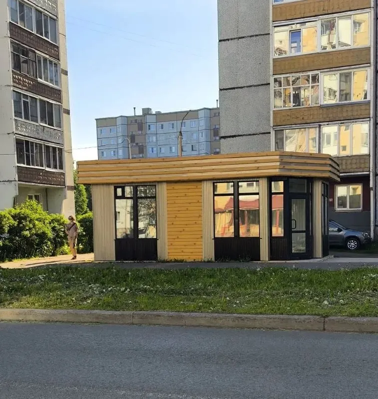 Одноэтажный торговый киоск, разработанный городской администрацией, установили на перекрёстке Новгородского проспекта и улицы Попова на месте прежнего овощного павильона.
