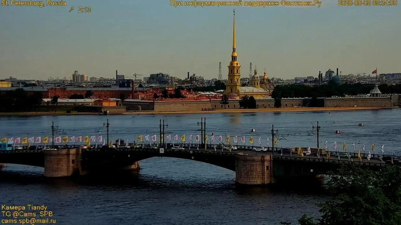 В центре Санкт‑Петербурга расставляют буи на Неве и вводят временные ограничения движения в преддверии праздника «Алые паруса».