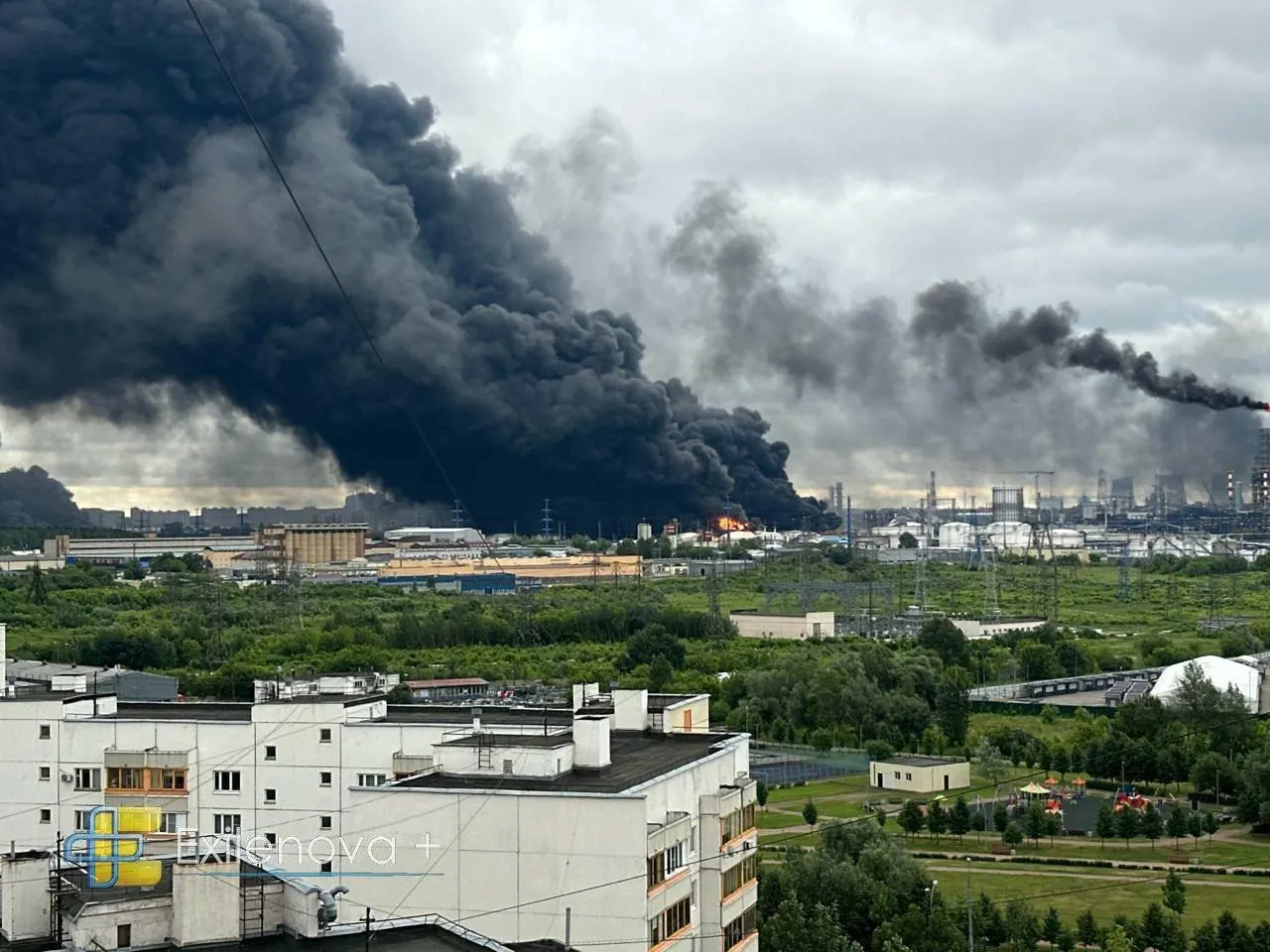 По словам мэра Москвы, силы ПВО за ночь сбили 194 дрона. Попадания вызвали пожары на Московском НПЗ и повредили гражданские объекты; вводились ограничения в аэропортах.