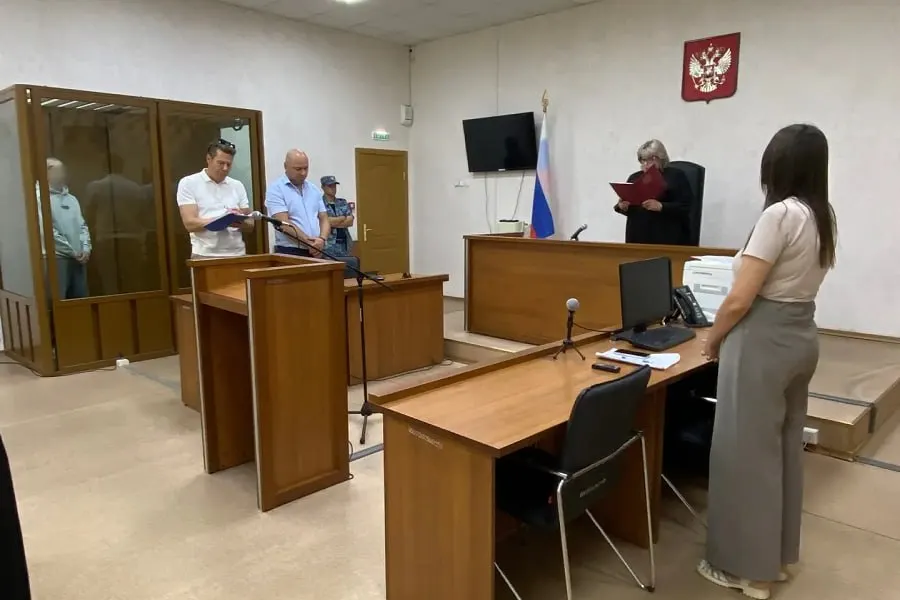 Районный суд признал молодого человека курьером организованной группы, похитившей у пенсионеров более 3 млн рублей. Суд учёл частичное признание вины, возмещение ущерба и помощь следствию.