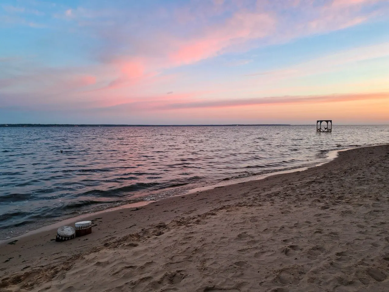Роспотребнадзор признал безопасным для купания лишь один городской водоём — Ольгинский в Выборгском районе; на остальных пляжах Петербурга вода не соответствует санитарным требованиям. В Ленобласти одобрены три пляжа в Приозерском районе.