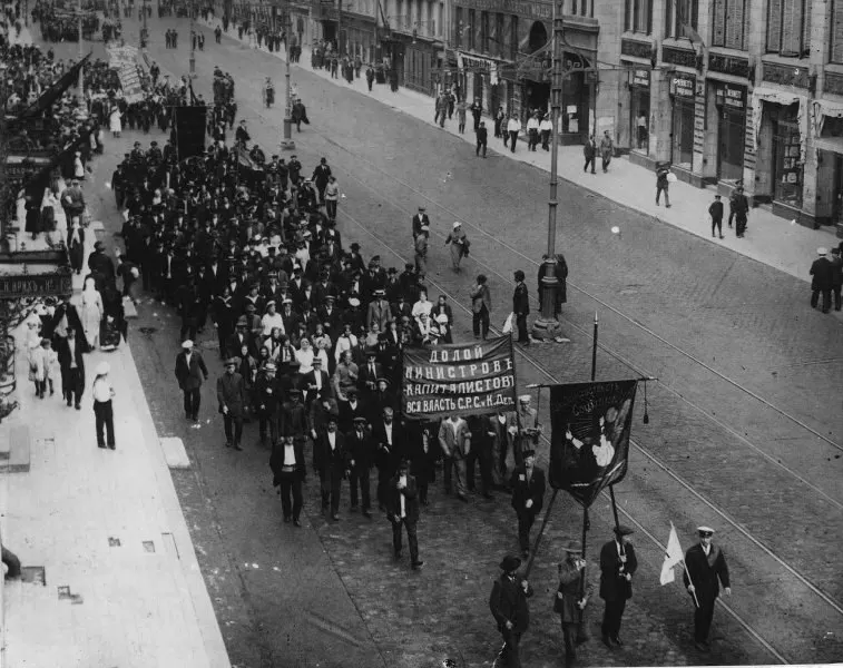 Краткая история короткого партийного бюллетеня 1917 года, первая волна выборов в районные думы Петрограда, случаи предвыборного насилия и итоги голосования.