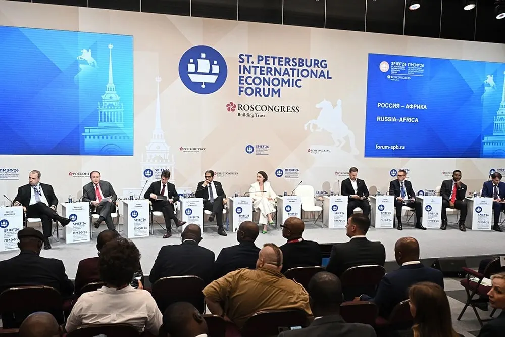 На Петербургском экономическом форуме обсуждали расширение связей с африканскими странами: за полтора года Россию посетили 17 лидеров, товарооборот достиг $27 млрд, а третий саммит в Москве намечен на 28–29 октября. В приоритете — решение энергетического дефицита, цифровизация и транспортные проекты.