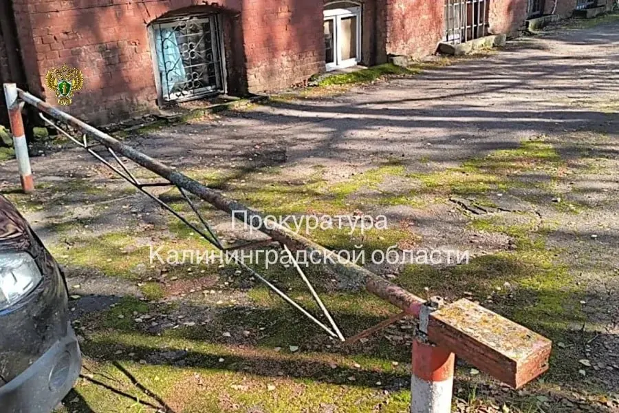 Прокуратура сообщает, что в июле 2025 года в Советской ЦРБ восьмилетняя девочка получила травмы в результате падения незакреплённого шлагбаума; суд обязал выплатить ей 100 тыс. рублей компенсации морального вреда.