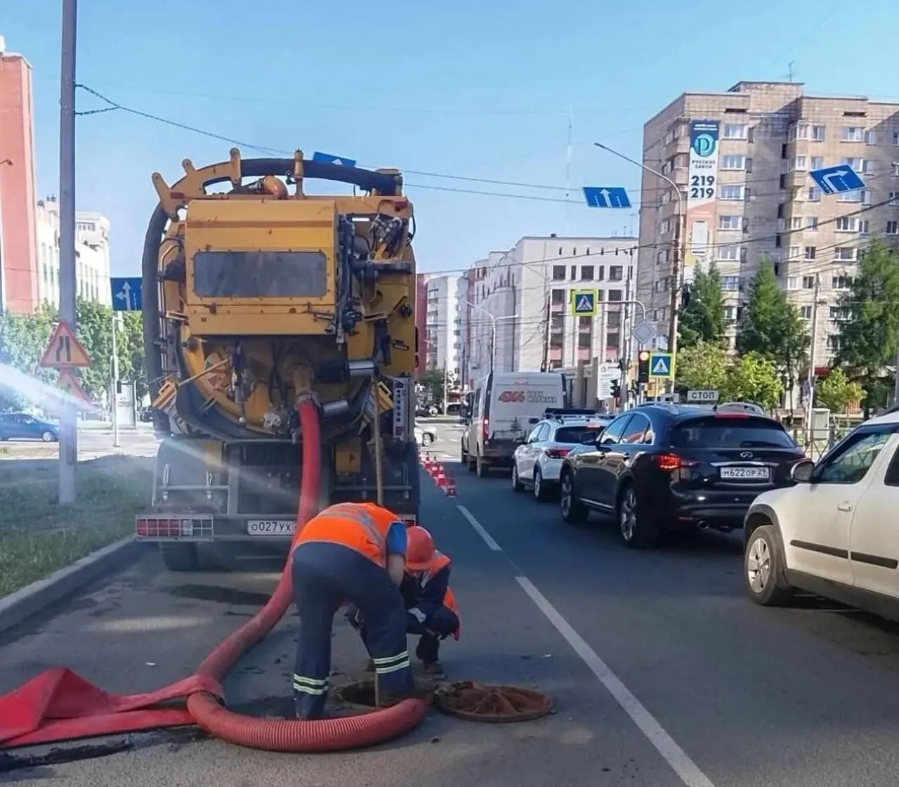 С 23:00 10 июня полностью закрыто движение по улице Воскресенской у пересечения с проспектом Ломоносова — участок перекрыли для замены 60‑метрового коллектора; движение на проспекте организовано по одной полосе.