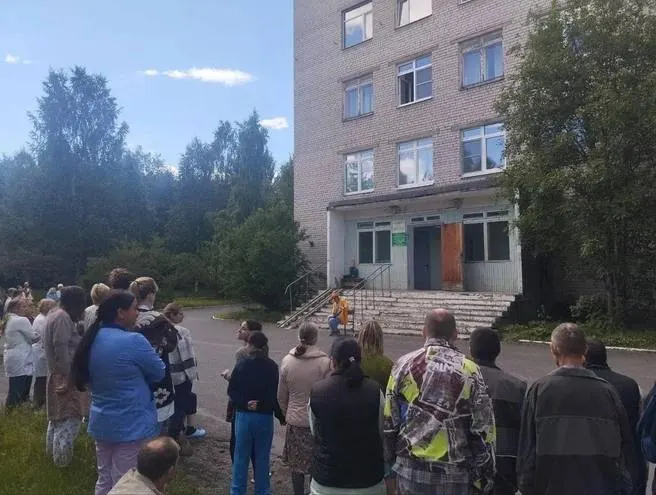 Клоун Серго, «Принцесса улиц» и «Мягкий знак» дали представление для детей и после выступления остались общаться, играть и танцевать с ними.