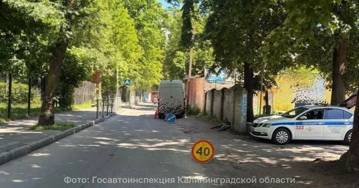 В Московском районе на ул. Камская 10‑летний велосипедист попал под колёса микроавтобуса при выезде со двора. Ребёнка доставили в больницу, обстоятельства происшествия выясняют.
