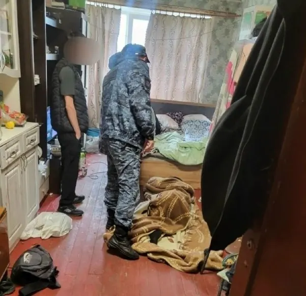 Грудной ребёнок передан приёмной семье. Приставы заявляют, что мать злоупотребляет алкоголем, игнорировала повестки; в её отношении составлен протокол, дело направлено в суд.