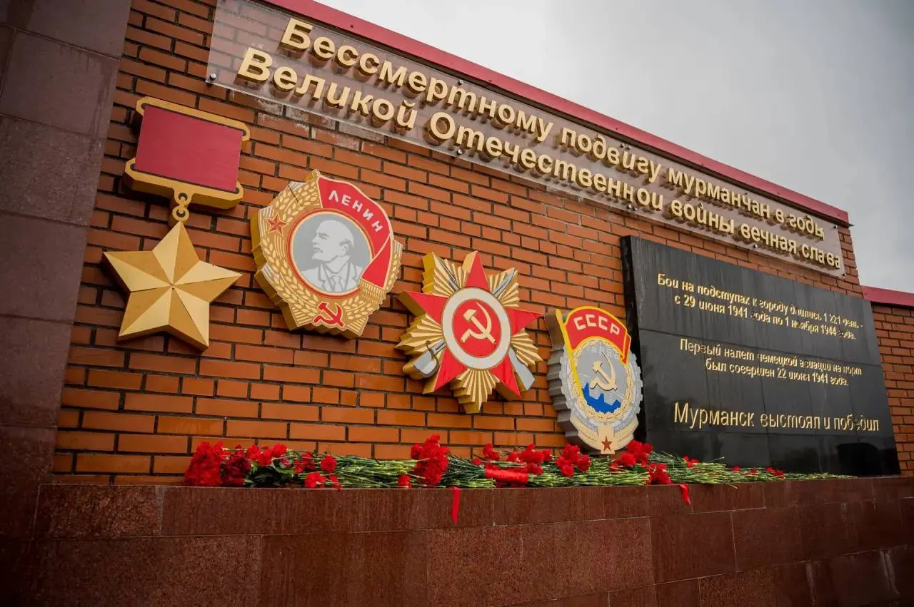 У памятника прошёл митинг, официальные лица выступили с речами, а юным победителям конкурса передали частицу Вечного огня для участия в памятных акциях.