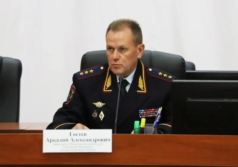 На Петербургском международном юридическом форуме глава ФСИН констатировал дефицит бюджета: ведомству выделяют лишь часть потребностей на вещевое имущество и ремонты. Он призвал обсуждать «непопулистские» меры по адаптации бывших осуждённых.