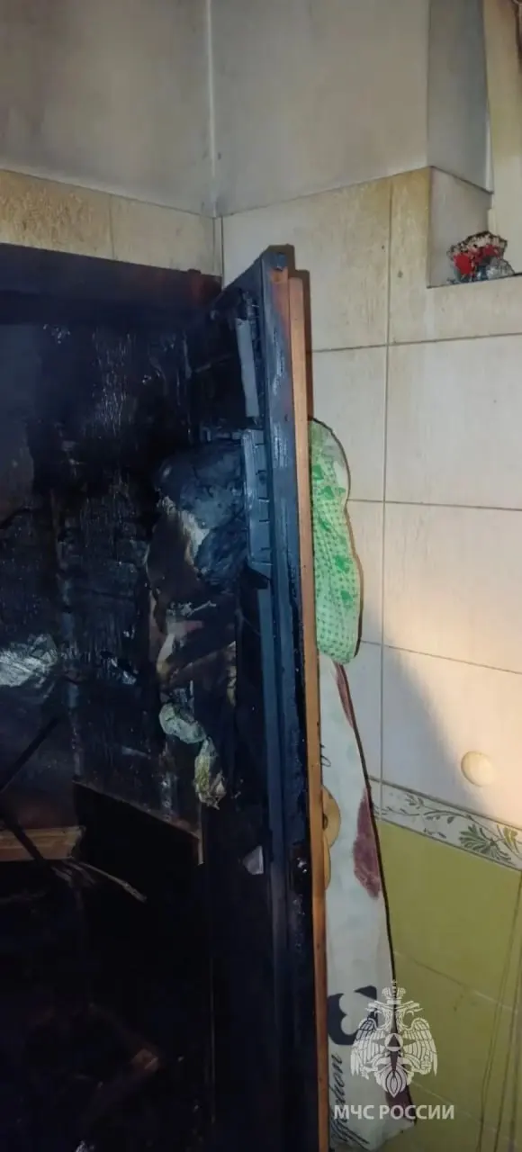 Ночью в дачном доме возник пожар: спасатели потушили огонь на первом этаже, владельца госпитализировали с ожогами. Причины случившегося выясняют дознаватели МЧС.