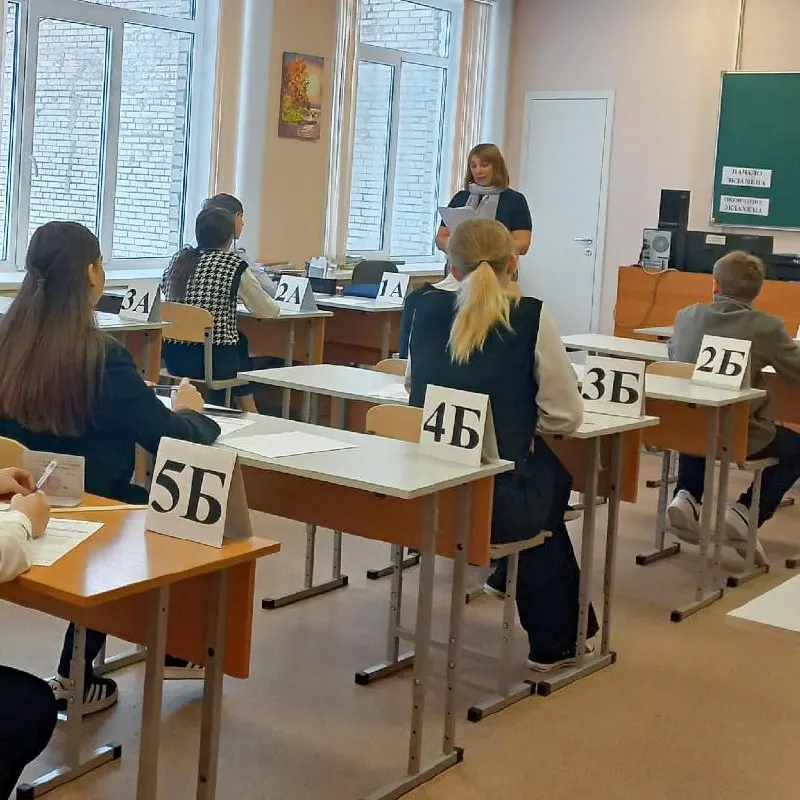 Министр образования Карелии сообщила, что учащиеся будут оштрафованы и должны пересдать экзамен в сентябре. В остальном ОГЭ по русскому прошёл в штатном режиме — экзамен принимали в 100 пунктах.