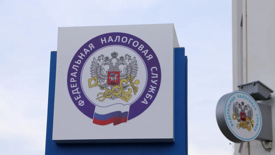 По данным Росстата, к апрелю 2026 года совокупная налоговая задолженность в России достигла около 4 трлн рублей — рост примерно на треть за год. Часть долгов — недоимка, остальное — пени, штрафы и проценты.