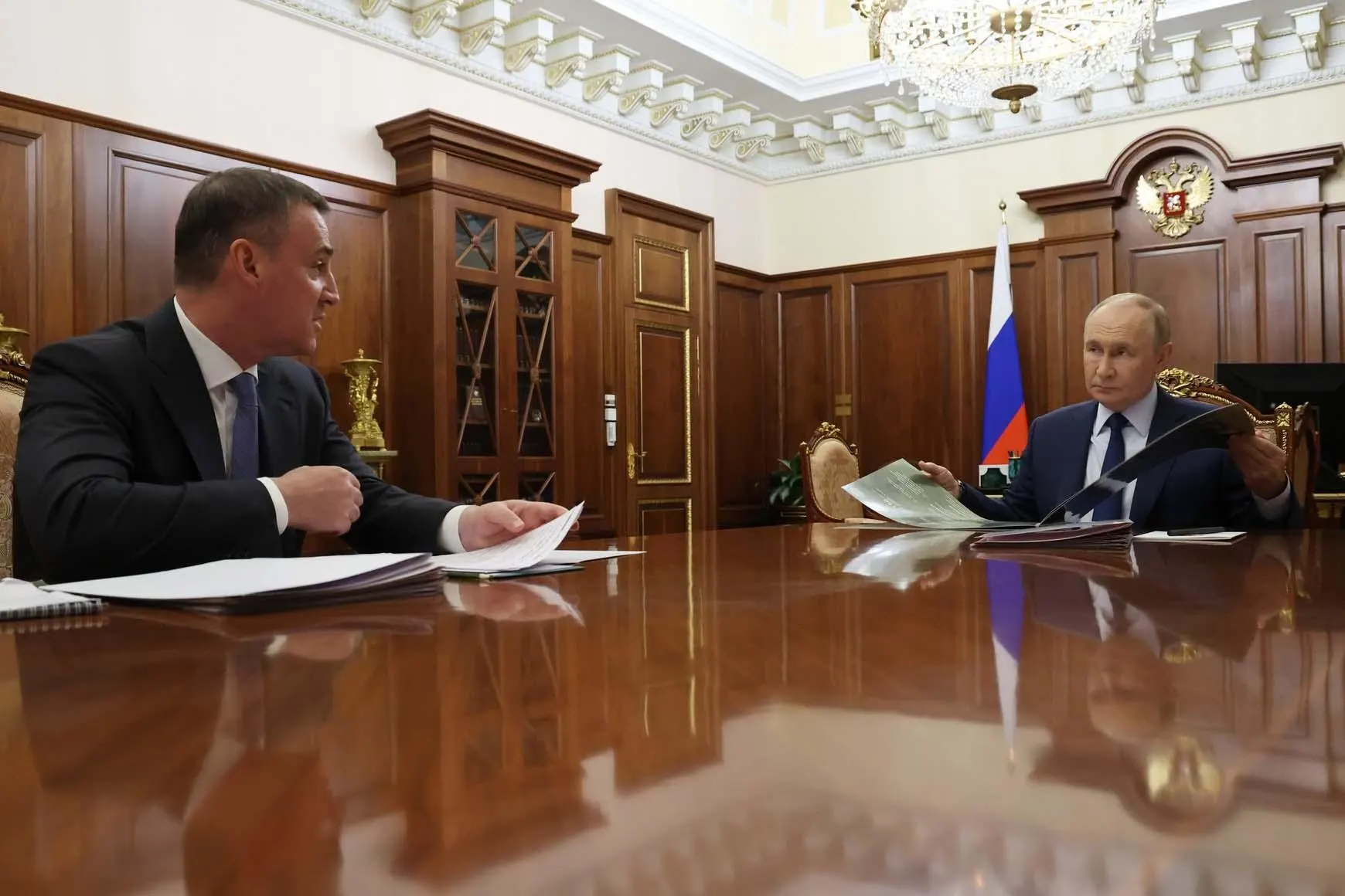 Вице‑премьер Дмитрий Патрушев в письме президенту предложил возобновить работу над экспериментом по онлайн‑продаже российского вина с участием «Почты России» и маркетплейсов, а также разрешить рекламу вина в местах его производства. Винодельческие активы уже находятся под контролем государственных структур и могут перейти в периметр Россельхозбанка.