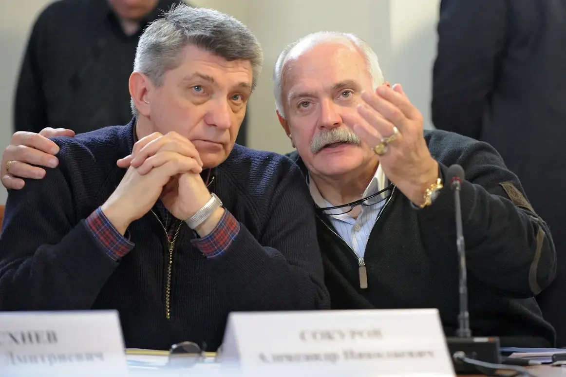Режиссёр Александр Сокуров опубликовал обращение к Никите Михалкову, в котором обвиняет руководство кинематографа в ответственности за цензурные запреты и упадок отрасли. Михалков позднее ответил, заявив, что не является руководителем государства и предложил направлять обращения в госорганы.