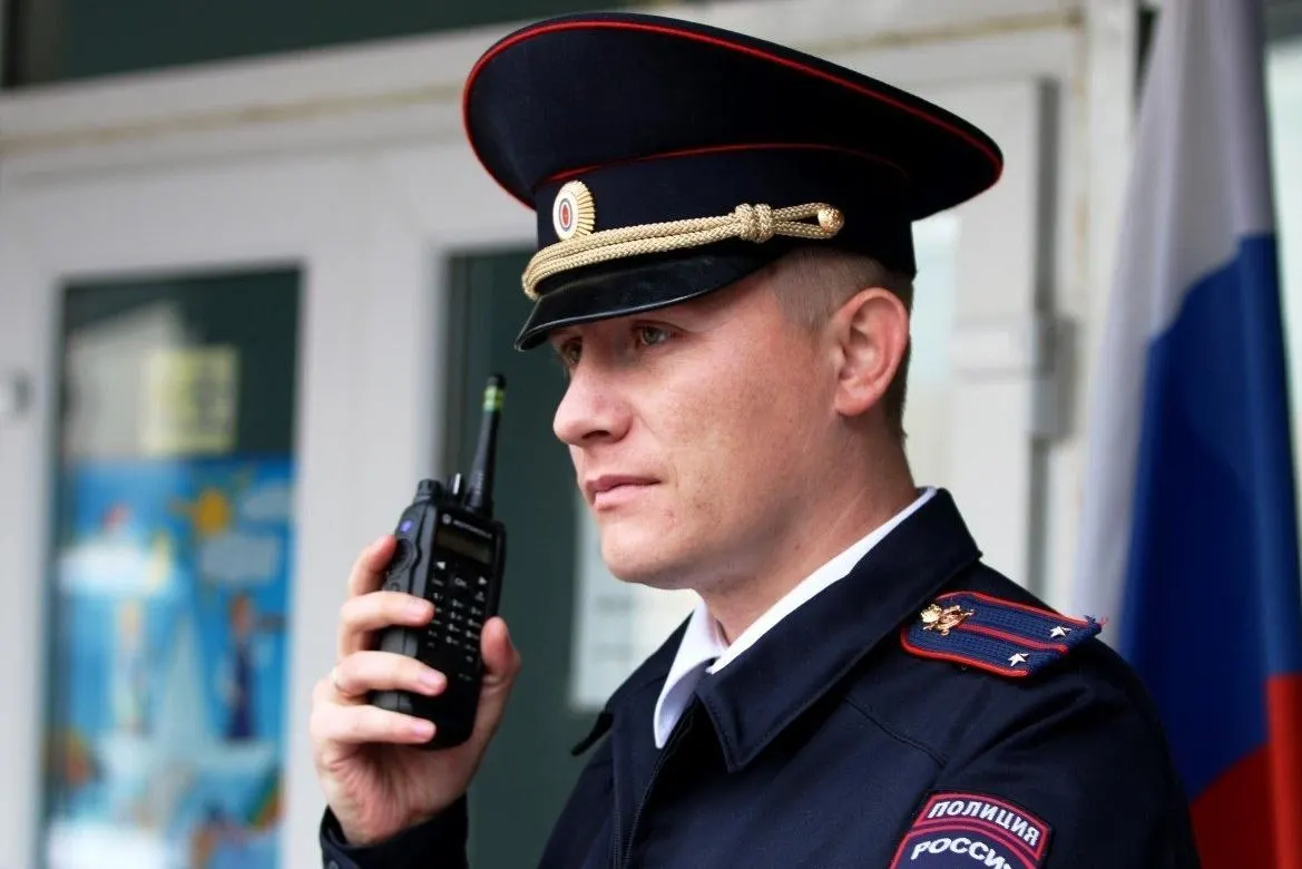 Тверской райсуд Москвы отправил в СИЗО гендиректора «Профи‑связь» и руководителя «Астракома» по делу о поставке радиостанций, которые, как полагает следствие, были собраны из иностранных комплектующих вопреки требованию о российских деталях.