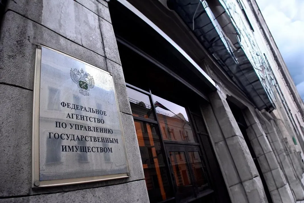 Закон отменяет ценовой порог и полугодовую паузу между торгами — теперь можно продавать любое конфискованное жильё. Вводятся новые требования к оценщикам и организаторам торгов, а для религиозной собственности снимают срок давности при оспаривании приватизации.