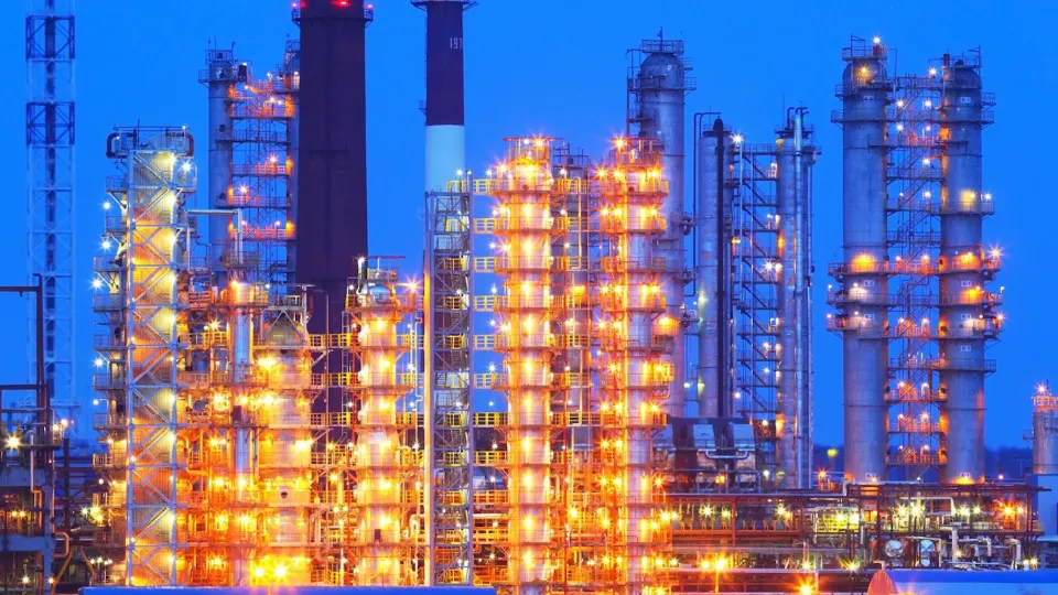 После ударов по ряду нефтеперерабатывающих заводов производство бензина сократилось, оптовые цены рекордно выросли, а власти рассматривают экстренные меры — от импорта и снижения качества топлива до административного распределения.