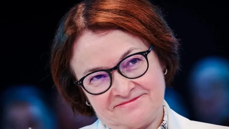 После ПМЭФ вокруг главы Центробанка развернулась волна слухов: она пропала из публичного поля, а пресс‑служба обещает её появление на пресс‑конференции по итогам заседания по ключевой ставке 19 июня. На кону — возможное смягчение денежно‑кредитной политики на фоне изменений в бюджете и массового перераспределения средств в пользу военных расходов.