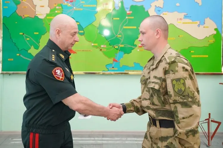 Силовые структуры Северо‑Западного округа объявили о награждении семерых военнослужащих за участие в сбитии беспилотников в начале июня. В те дни в Санкт‑Петербурге и Ленобласти фиксировали массовую работу ПВО, пожары и повреждения объектов.