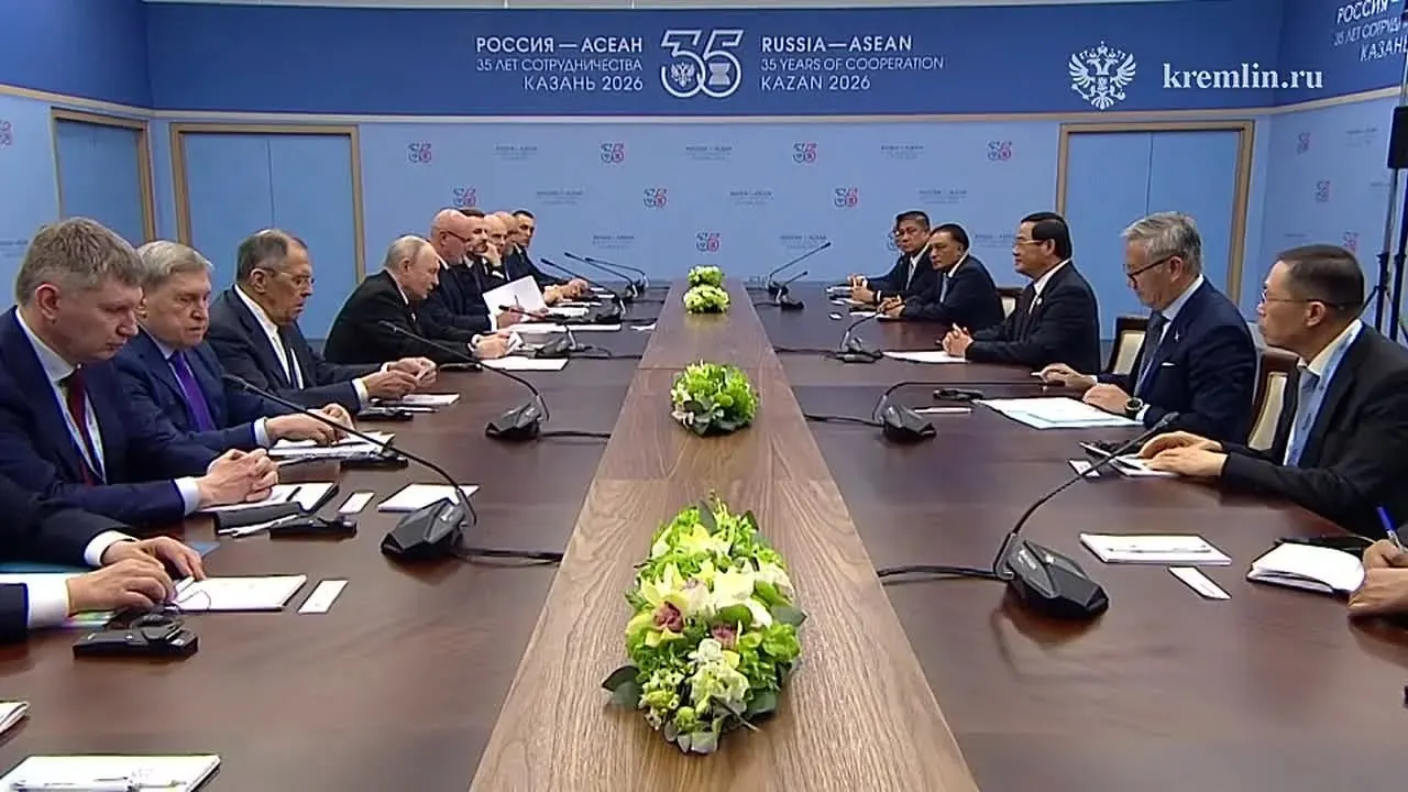 На саммите президент затронул вопросы двустороннего сотрудничества и поблагодарил иностранных лидеров за поздравления и подарки. Министр иностранных дел заявил о планах российских массированных ударов в ответ на действия Киева.