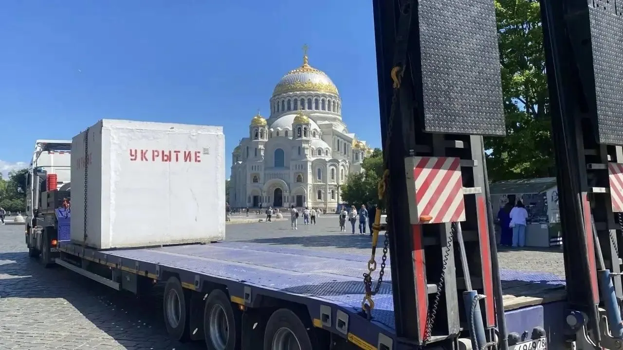Администрация Кронштадтского района объявила о создании нескольких укрытий в городе и попросила жителей пользоваться ими по назначению.