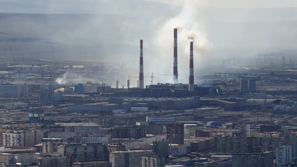 По данным Минэкономразвития, в мае объём промышленного производства сократился на 0,7% в годовом выражении. Наиболее сильное падение — в выпуске нефтепродуктов и металлургии; рост сохраняется лишь в отраслях, связанных с ВПК.