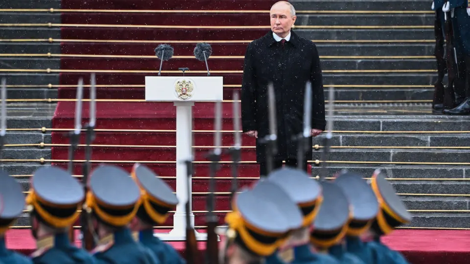 Военные траты в бюджете на 2026 год могут вырасти примерно на 40% — до почти 18 трлн рублей. Для покрытия перерасхода планируют секвестр гражданских статей, использование резервов и выпуск дополнительного долга.