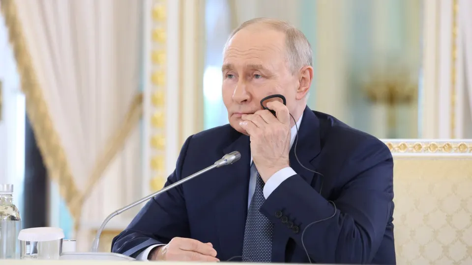 На ПМЭФ президент заявил о продолжающейся работе над системой противовоздушной обороны и готовности делиться наработками с партнёрами. Заявления прозвучали на фоне рекордной серии атак дронов по российской нефтепереработке, которые привели к снижению загрузки НПЗ.