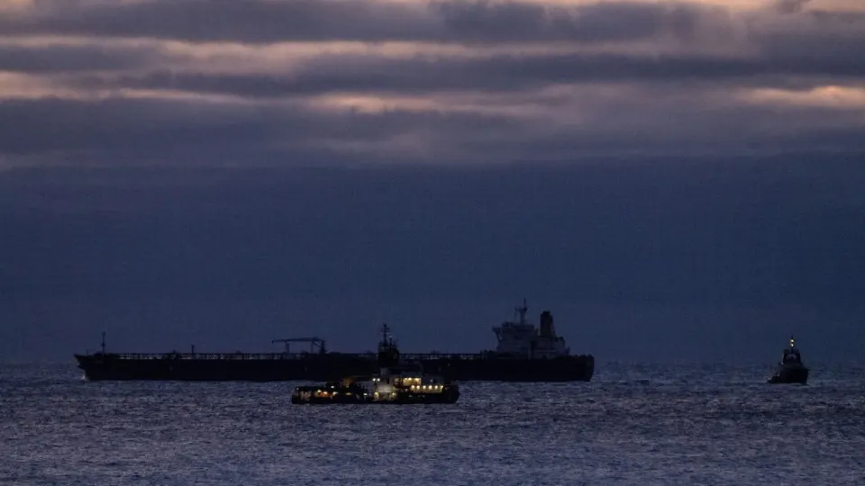 Из‑за подскока цен на нефть после эскалации на Ближнем Востоке Еврокомиссия предлагает не менять действующий потолок цен на российскую нефть до января, чтобы избежать ещё большего роста и сохранить экономическое давление на доходы России.